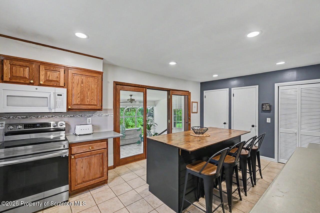 136 Edgewood Drive West Clarks Summit, PA 18411 - Photo 9 of 31 Kitchen