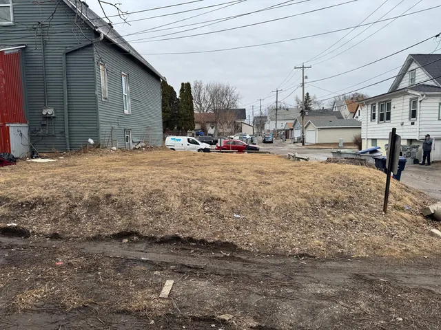 $2,000 | 1123 West Rogers Street, Milwaukee, WI 53204