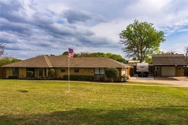 $380,000 | 200 Red Oak Creek Road, Oak Leaf, TX 75154