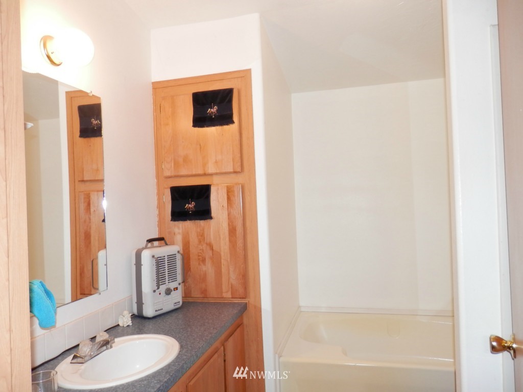 13332 Military Road Southeast Rainier, WA 98576 - Photo 13 of 25 Gallery Image 13