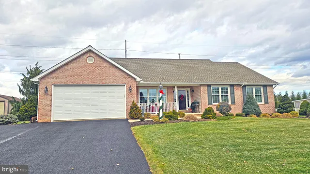 $439,900 | 25 Summer Breeze Lane, Chambersburg, PA 17202