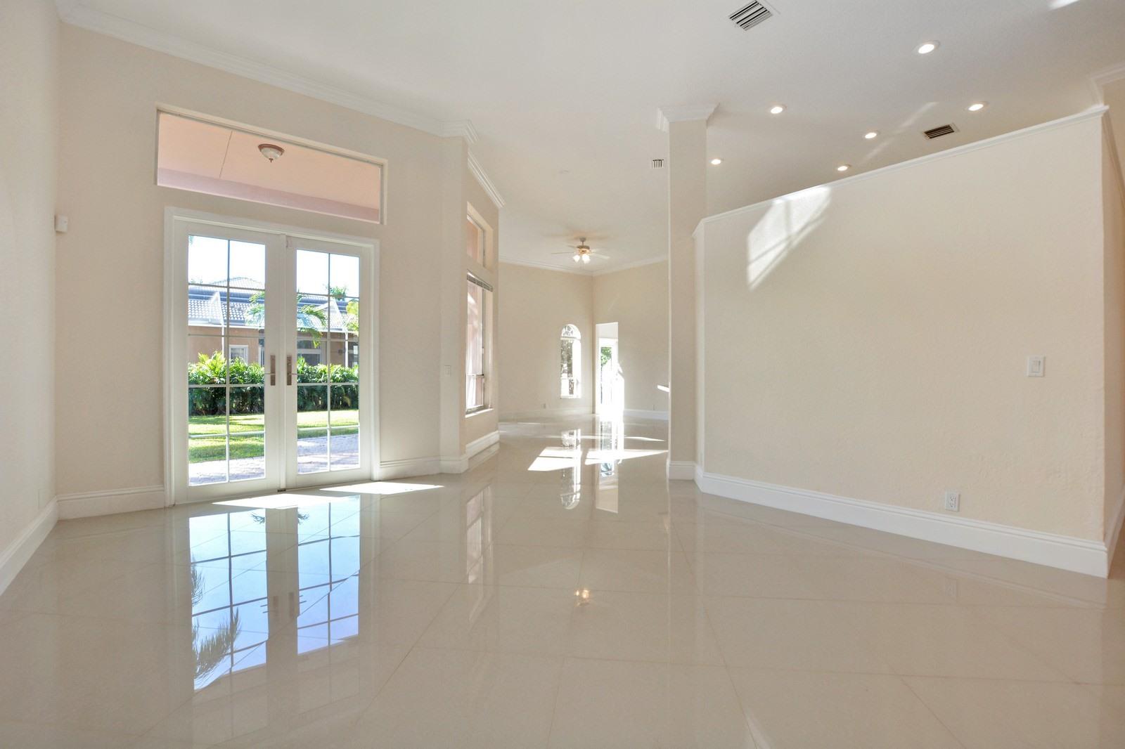12326 Rockledge Circle Boca Raton, FL 33428 - Photo 7 of 36 Living Room