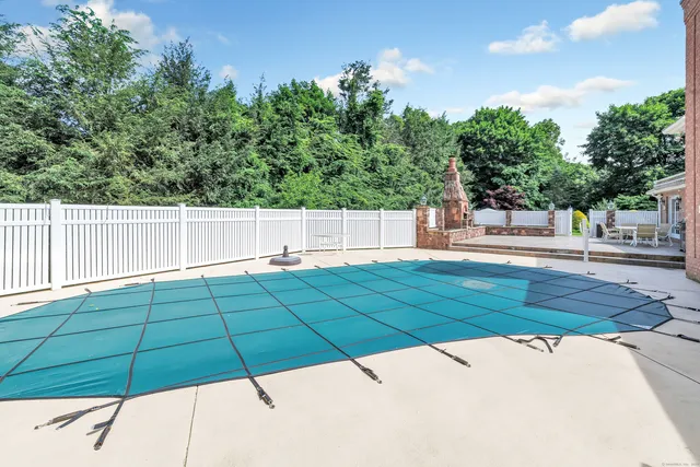 a picture of a bench in a white house