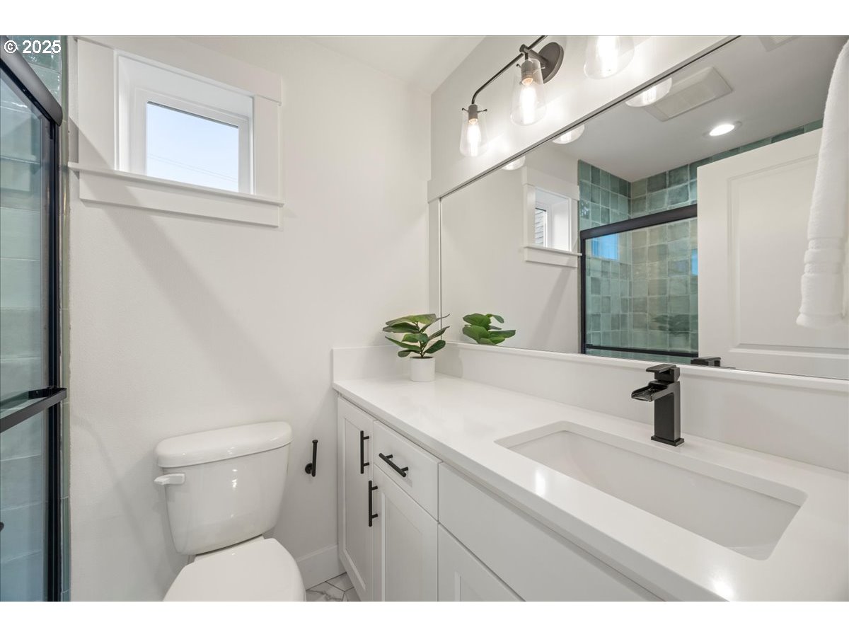17815 Pilkington Road Lake Oswego, OR 97035 - Photo 28 of 48 Attached Bathroom #2