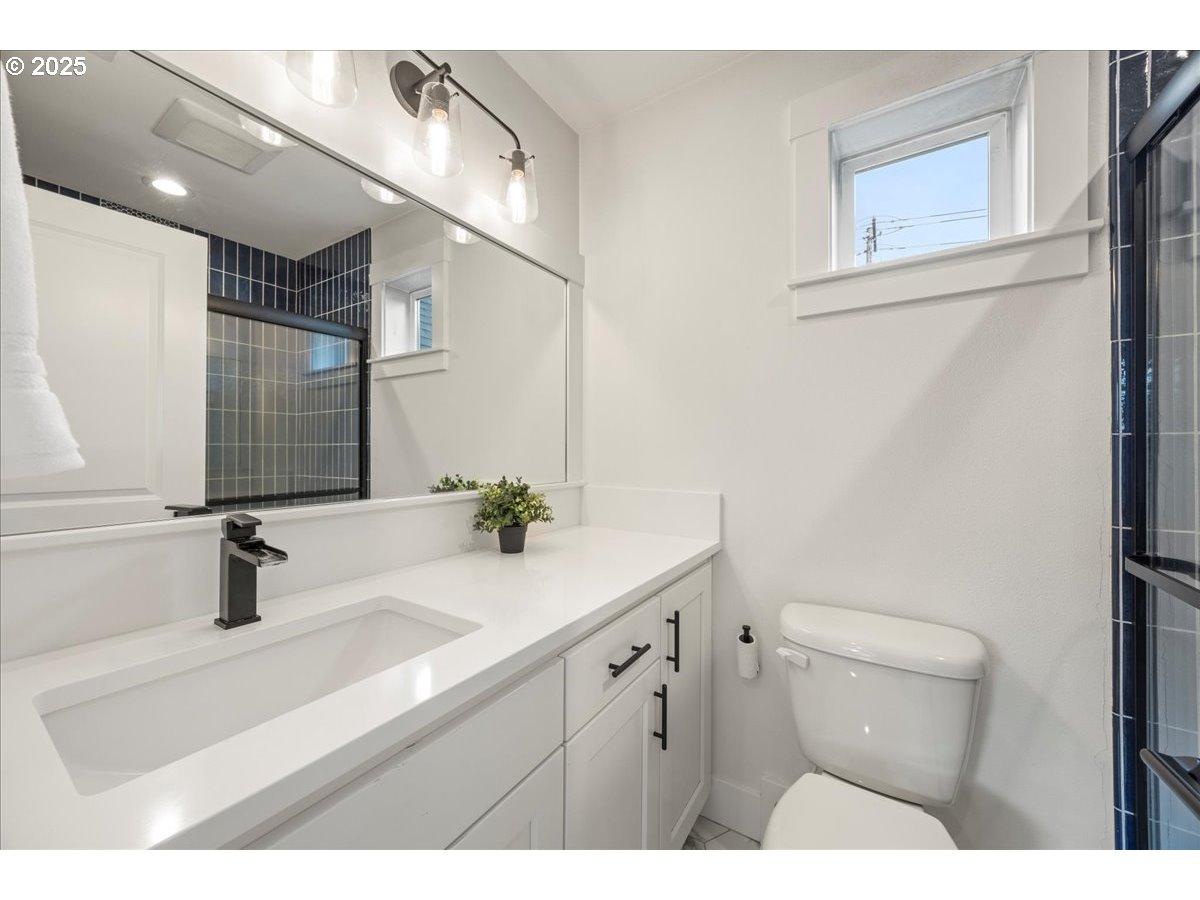 17815 Pilkington Road Lake Oswego, OR 97035 - Photo 30 of 48 Attached Bathroom #3