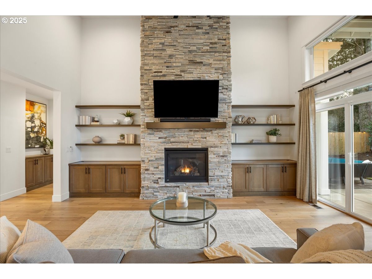 17815 Pilkington Road Lake Oswego, OR 97035 - Photo 3 of 48 Living Room