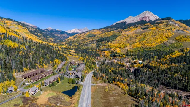 a view of a multi story building