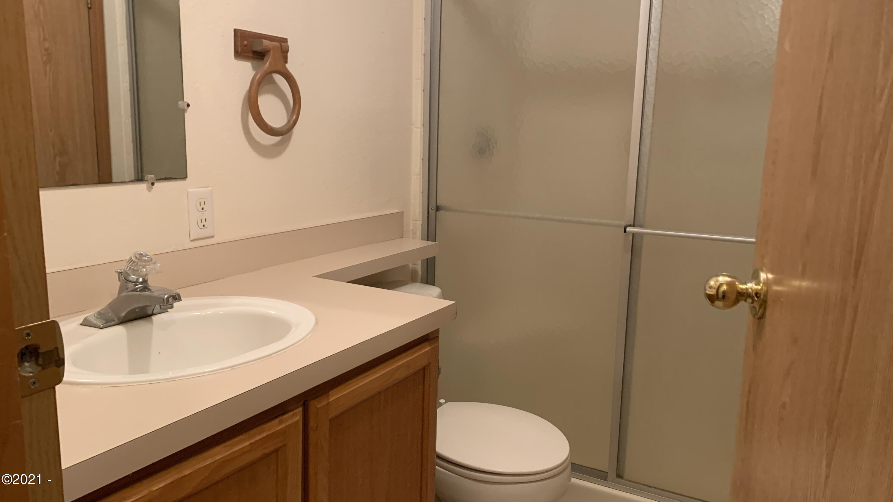 271 East Darkey Creek Road Waldport, OR 97394 - Photo 15 of 26 Guest bath