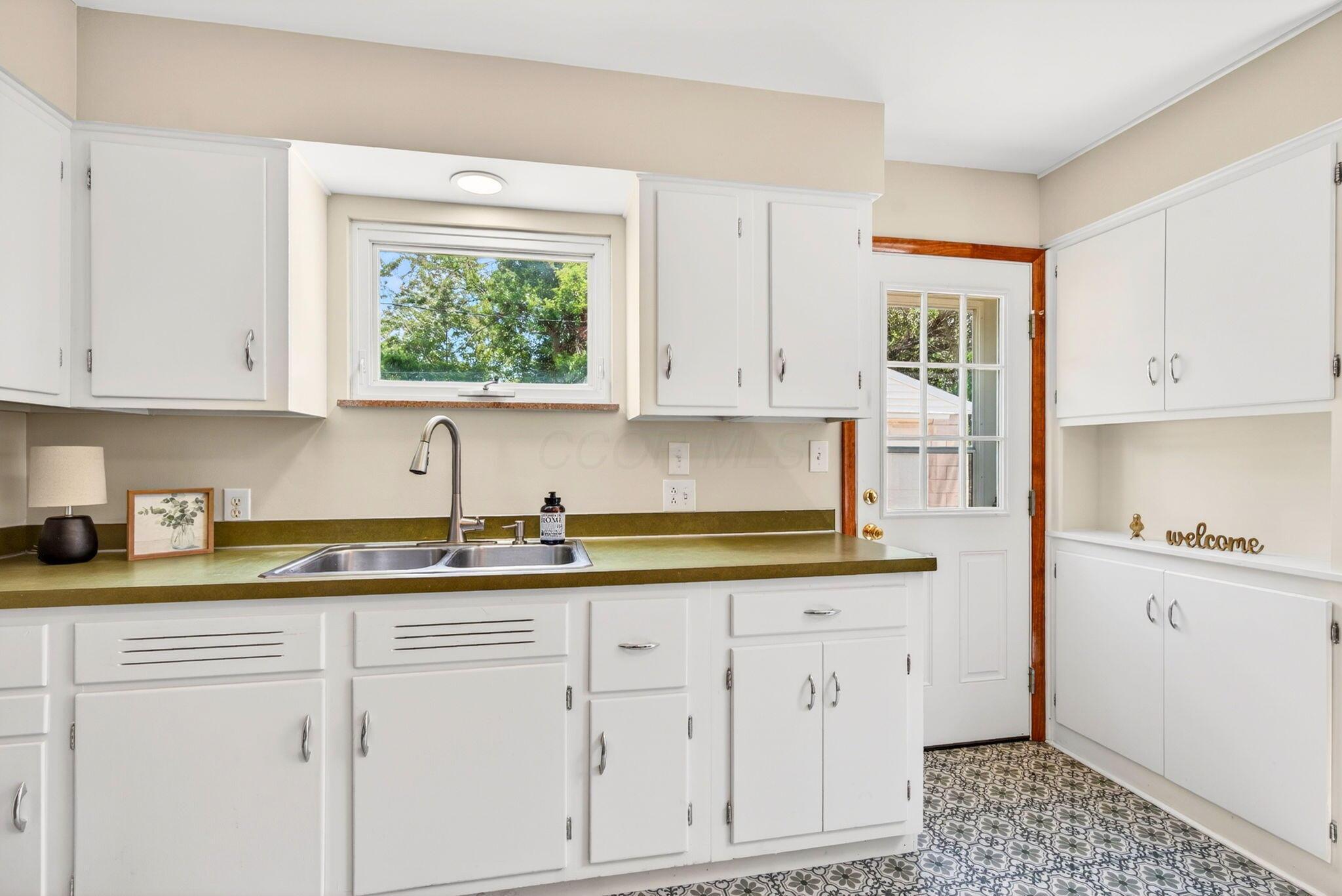 220 South Ashburton Road Columbus, OH 43213 - Photo 13 of 43