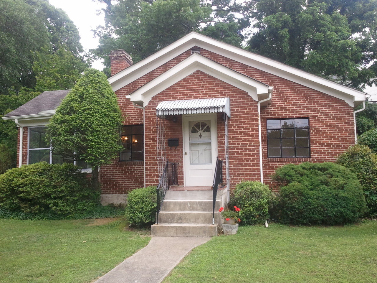 2450 Livingston Road Southwest Roanoke, VA 24015 - Photo 1 of 27 Front View