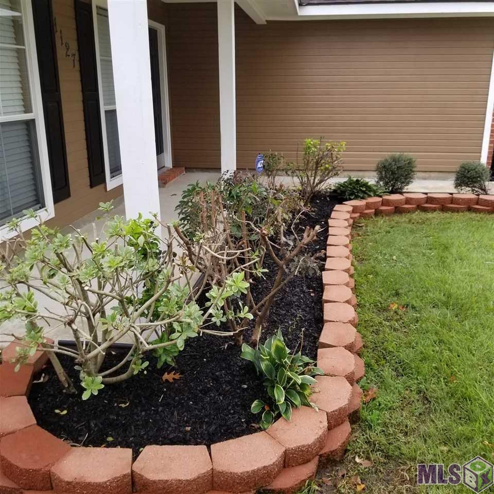 Great Curb Appeal!