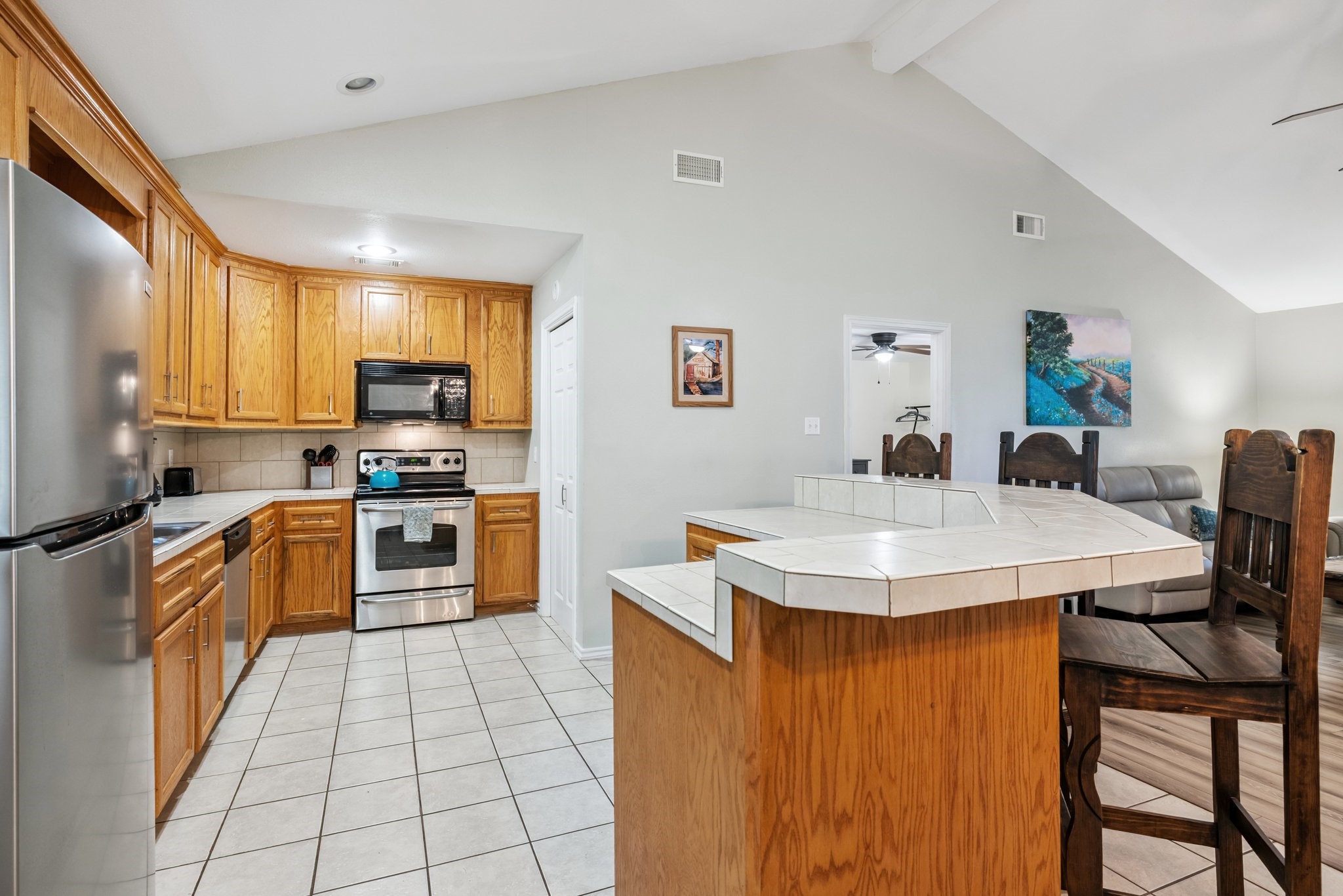 148 Crest Lane Onalaska, TX 77360 - Photo 19 of 38 Breakfast/serving bar makes entertaining a breeze.