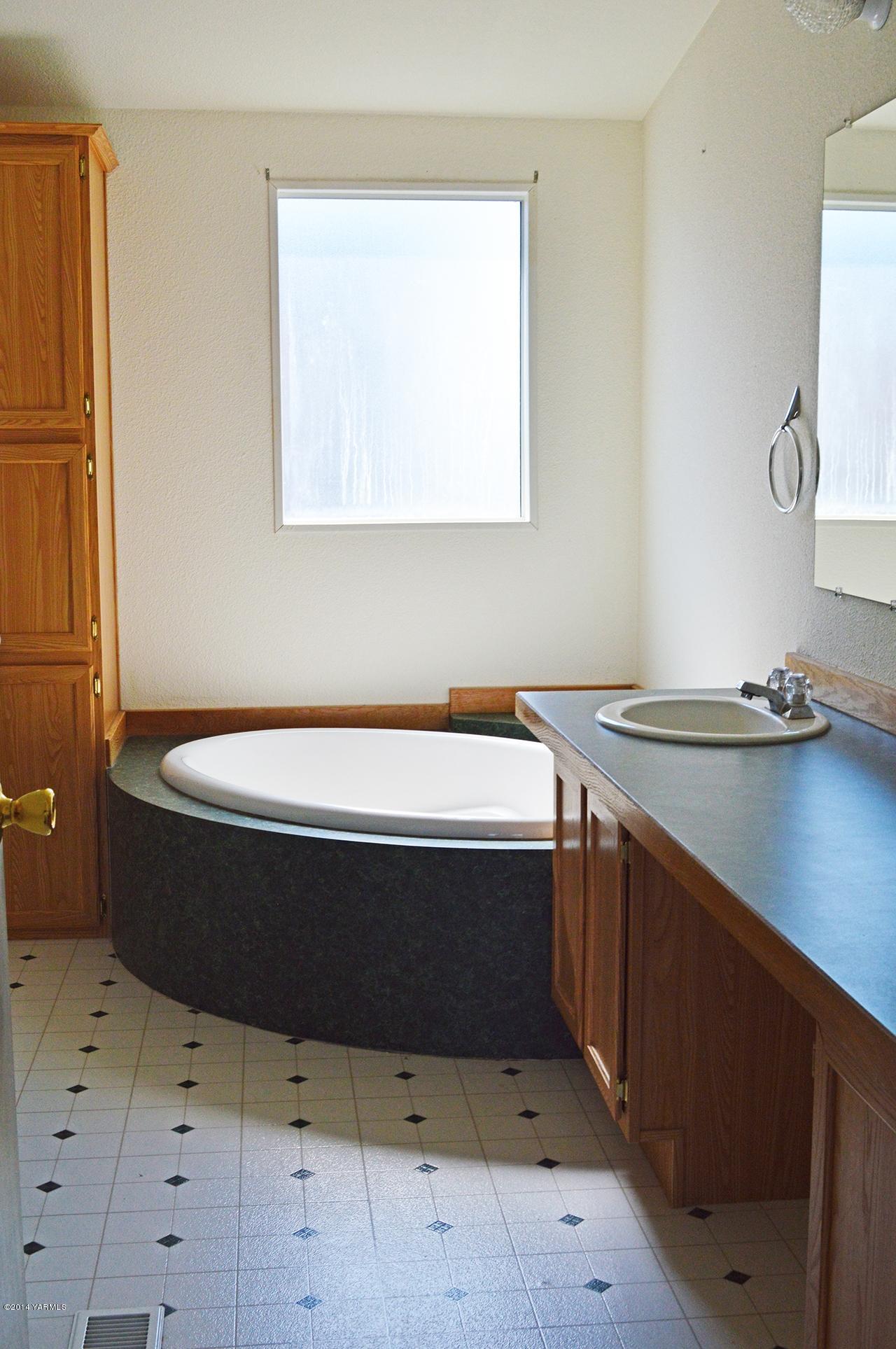 205 Mini Pines Road Yakima, WA 98903 - Photo 11 of 23 a bathroom with a bathtub and a sink