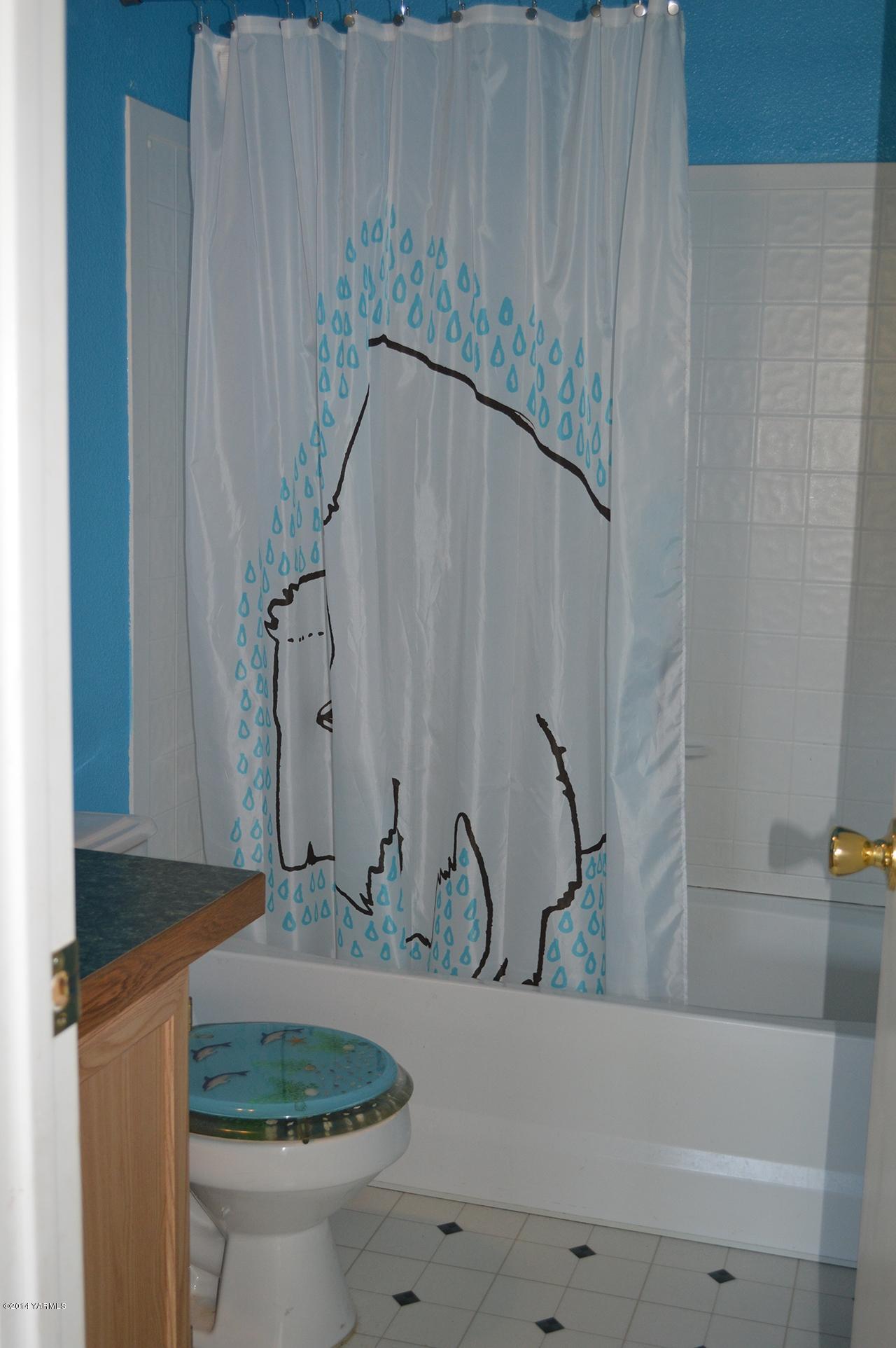 205 Mini Pines Road Yakima, WA 98903 - Photo 15 of 23 a bathroom with a bathtub and a sink