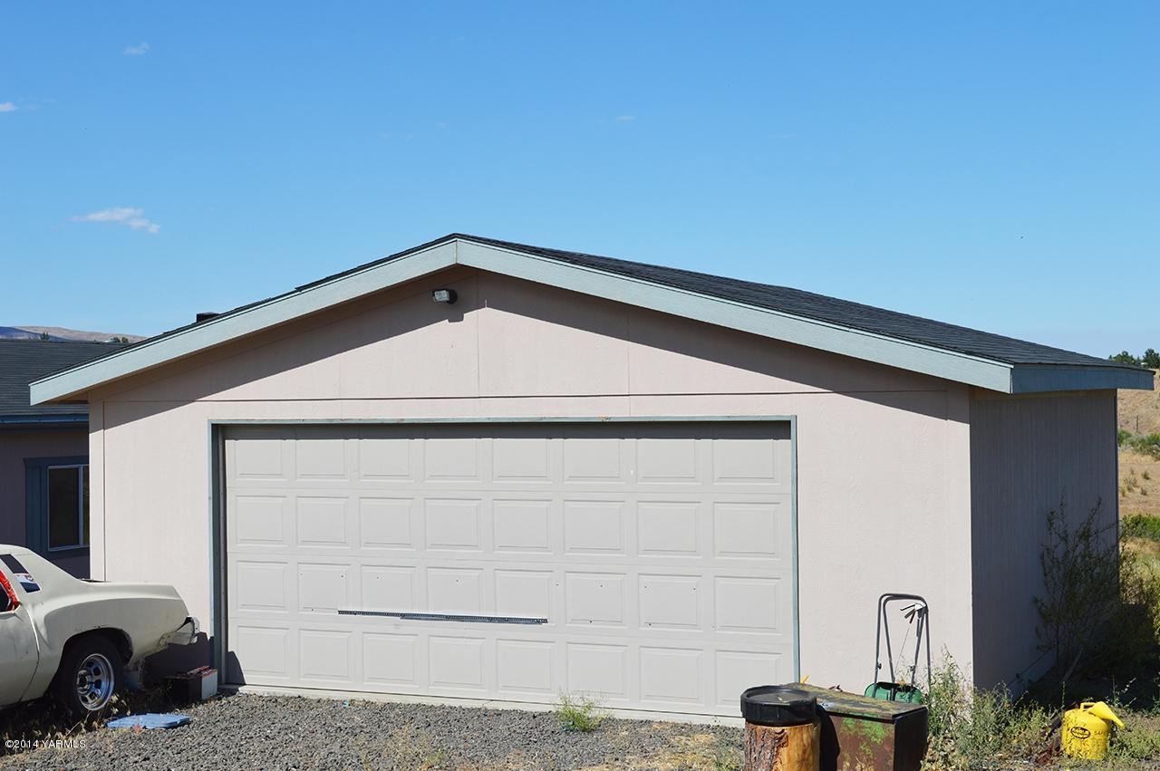 205 Mini Pines Road Yakima, WA 98903 - Photo 7 of 23 a view of a car garage