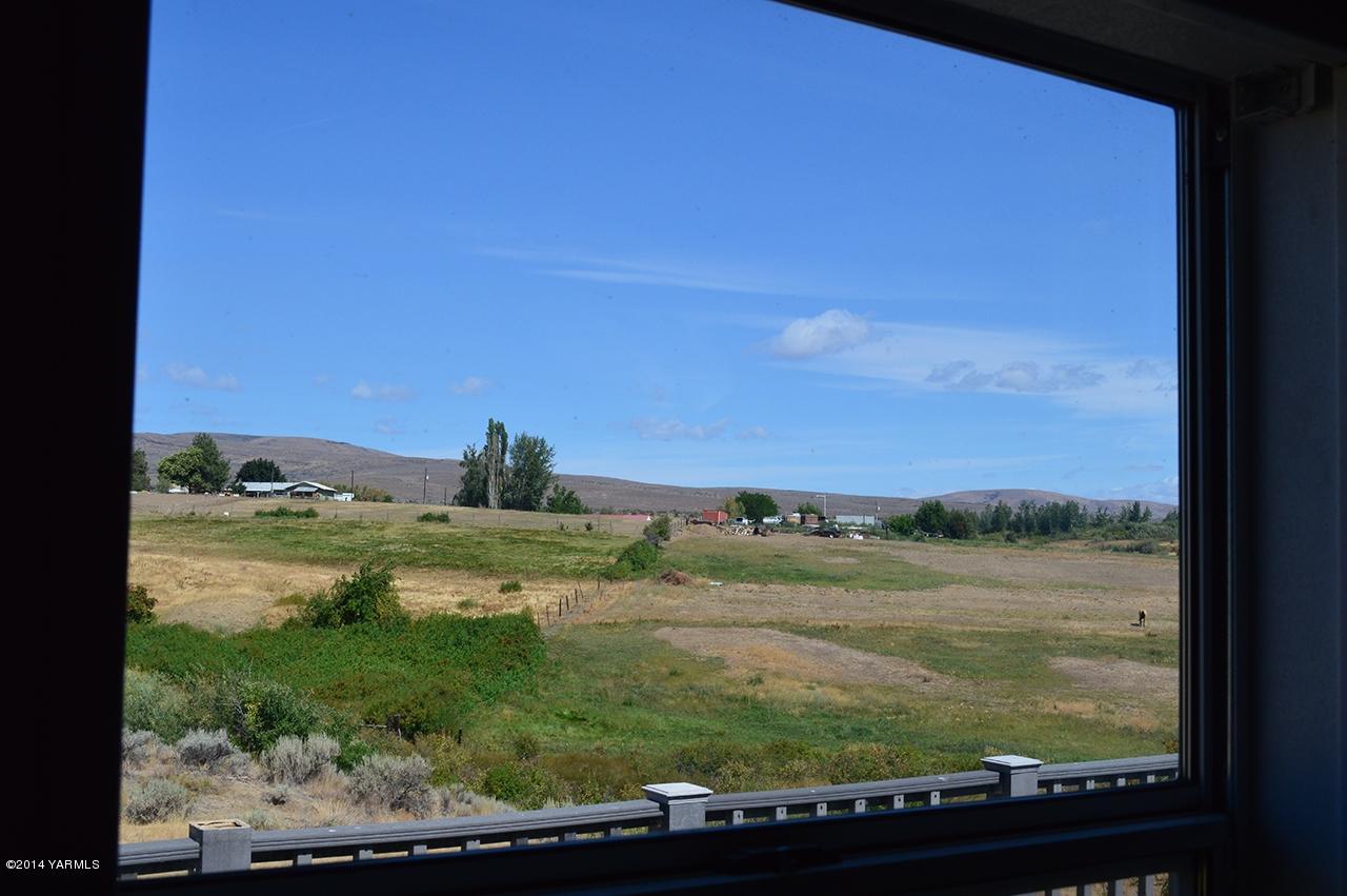 205 Mini Pines Road Yakima, WA 98903 - Photo 9 of 23 a view of a lake from a yard