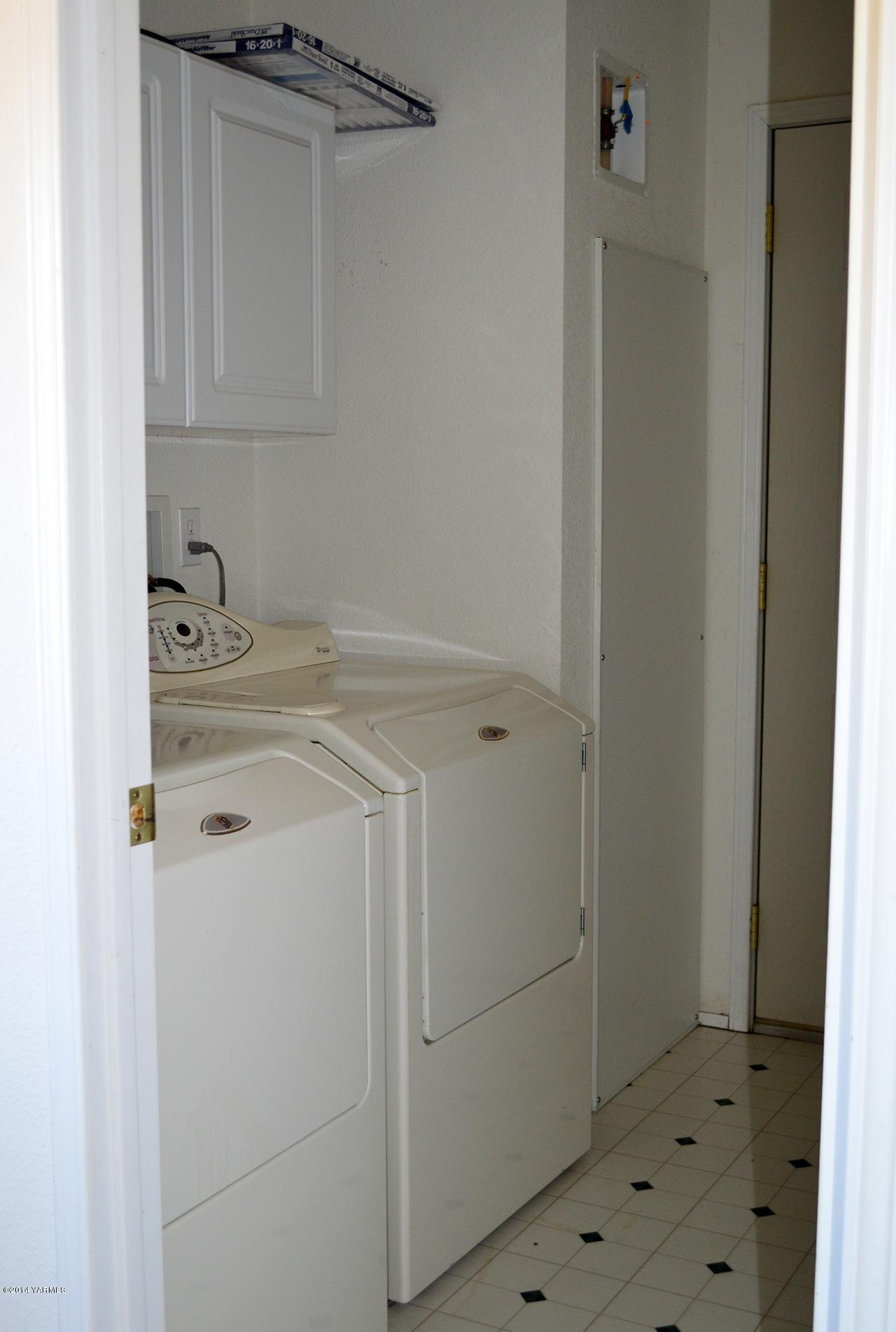 205 Mini Pines Road Yakima, WA 98903 - Photo 10 of 23 a utility room with dryer and washer