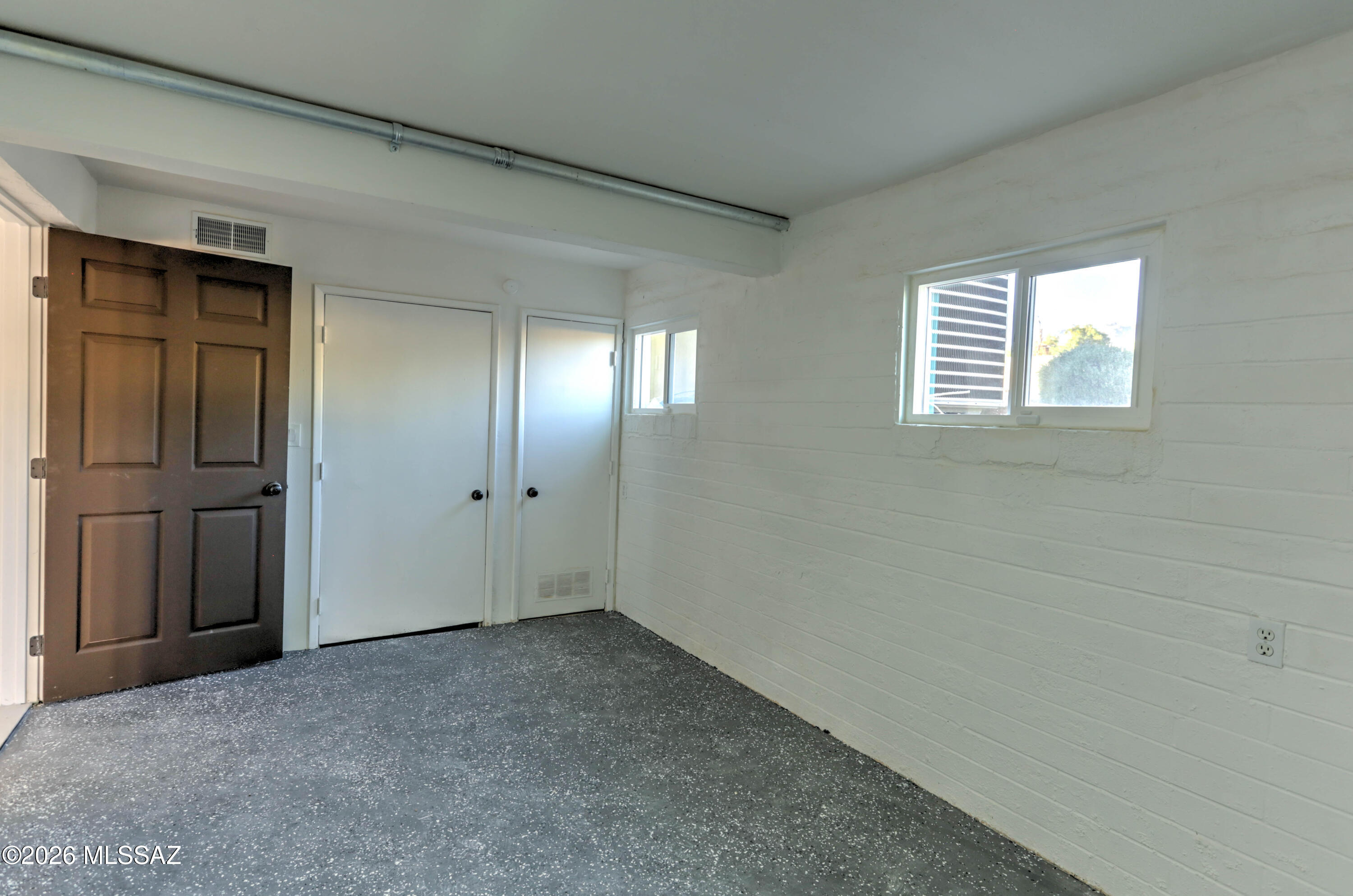 4939 East River Road Tucson, AZ 85718 - Photo 24 of 29 an empty room with windows