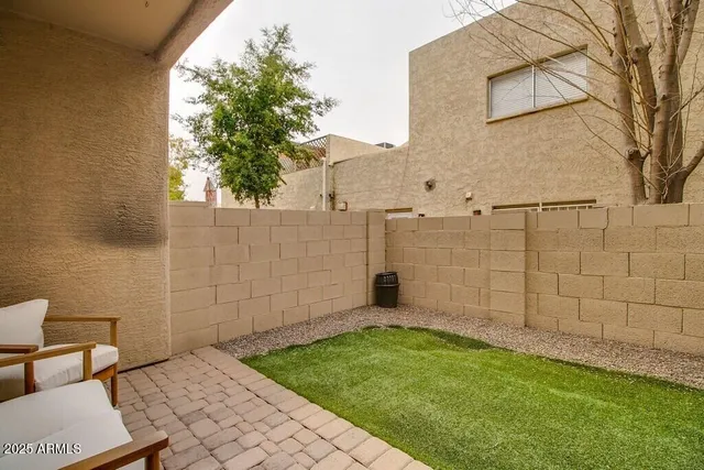 a view of a backyard