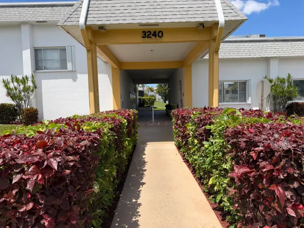 $1,500 | 3322 Cynthia Lane, Unit 207, Lake Worth Beach, FL 33461