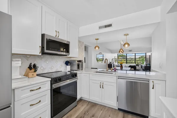 $290,000 | 3635 Whitehall Drive, Unit 302, West Palm Beach, FL 33401
