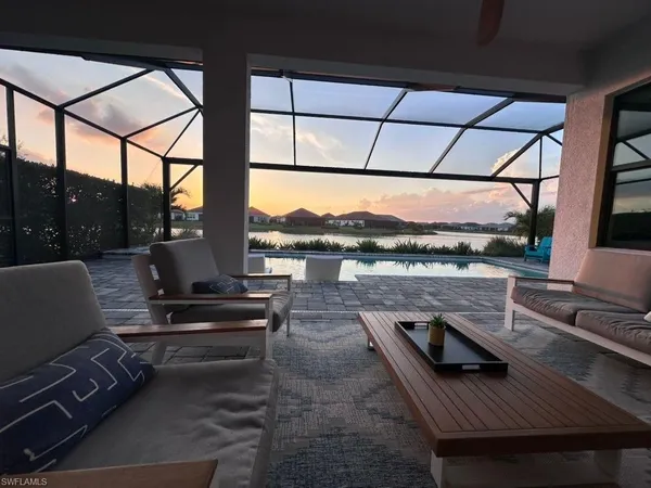 a view of sitting area with furniture