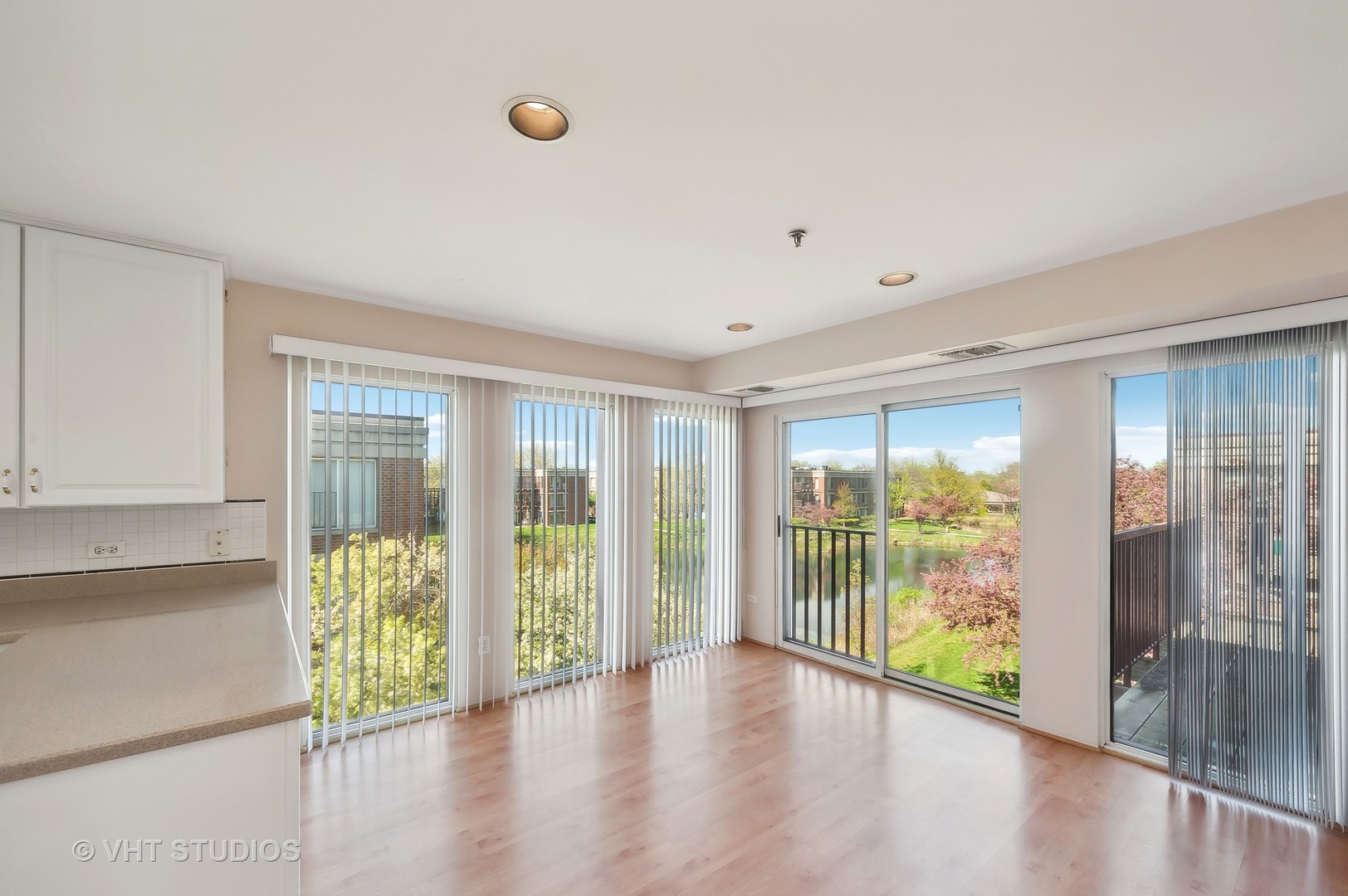 362 Kelburn Road, Unit 323 Deerfield, IL 60015 - Photo 5 of 14 Gallery Image 5