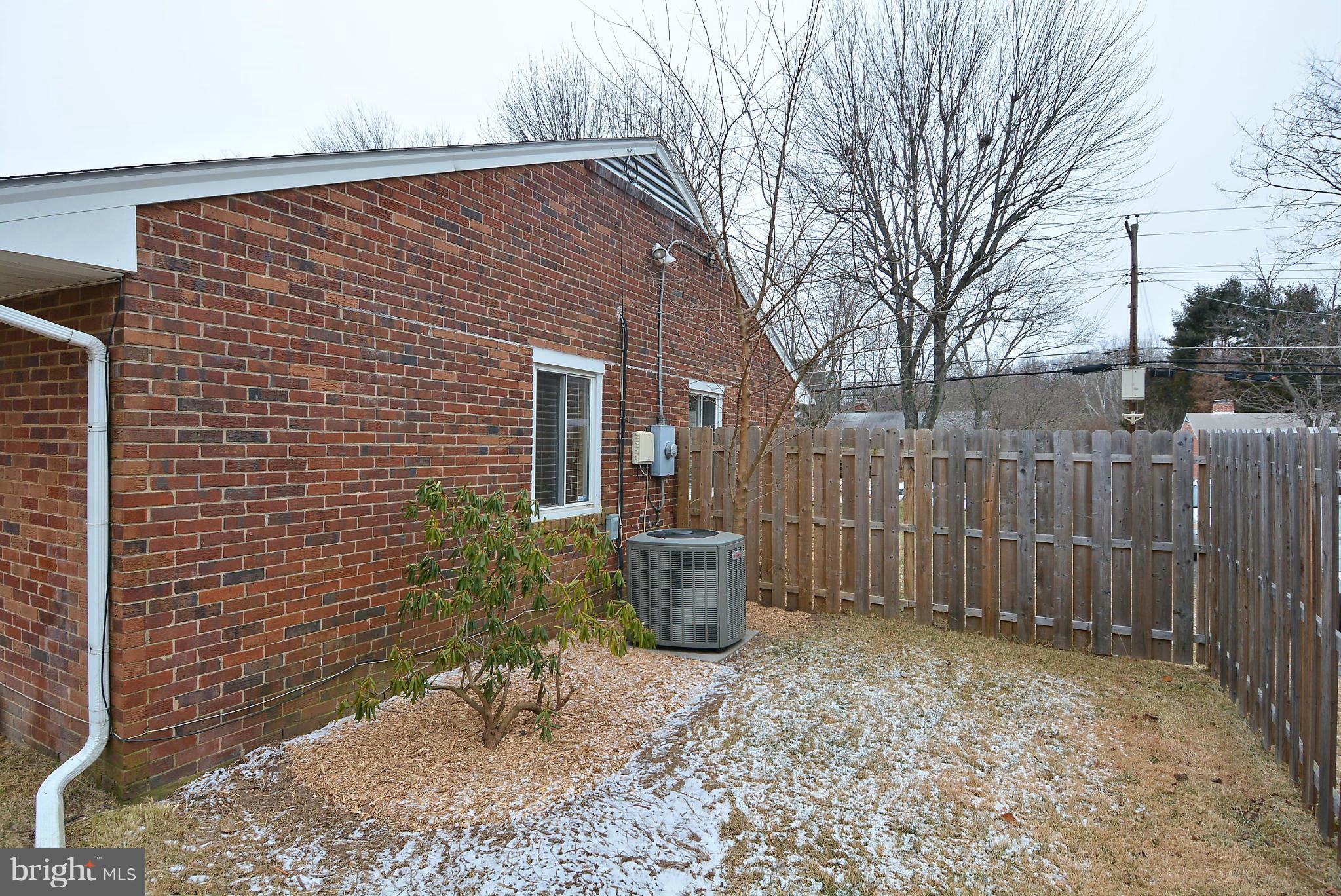 3915 Braddock Road Alexandria, VA 22312 - Photo 25 of 30 Side Yard