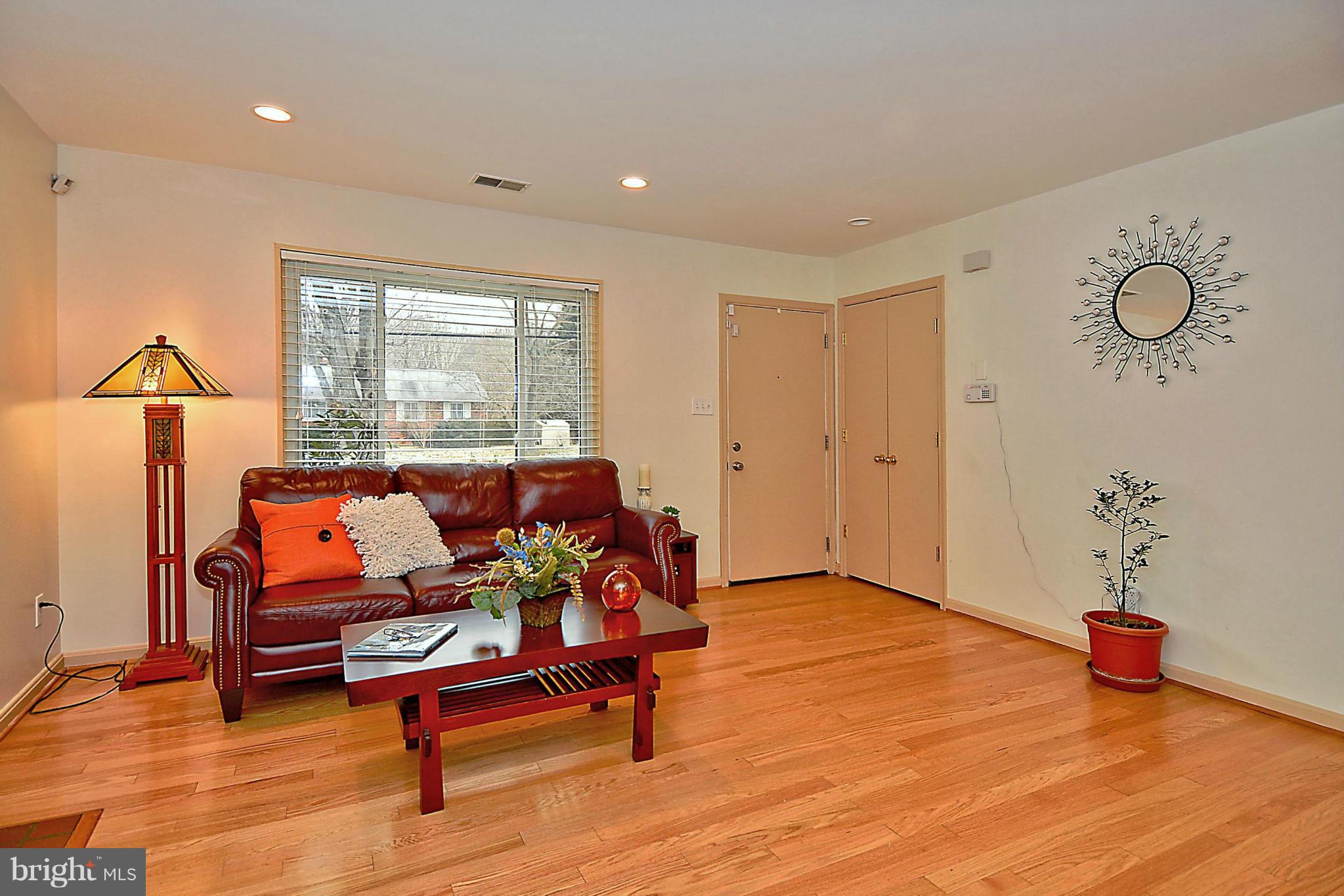 3915 Braddock Road Alexandria, VA 22312 - Photo 10 of 30 Living Room Entry View
