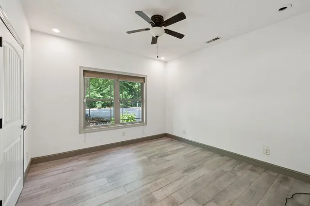 a view of a livingroom with furniture and a ceiling fan