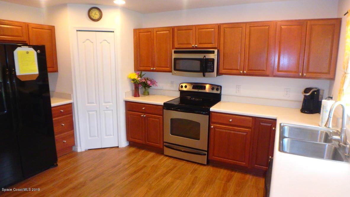 1231 Valleybrook Road Southeast Palm Bay, FL 32909 - Photo 2 of 9 Kitchen
