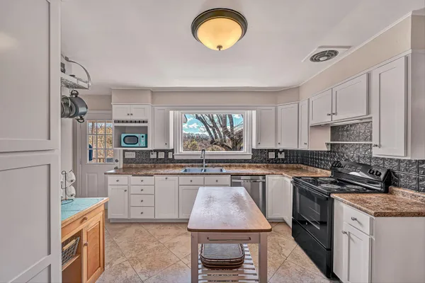 $384,950 | 2718 Wilshire Avenue Southwest, Roanoke, VA 24015