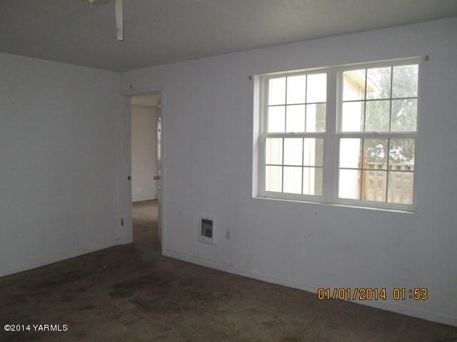 250 Knowles Road Granger, WA 98932 - Photo 5 of 8 an empty room with a empty space and windows