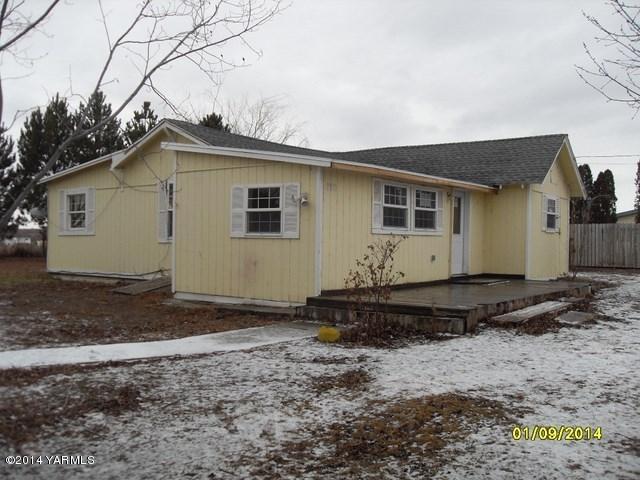250 Knowles Road Granger, WA 98932 - Photo 8 of 8 a view of a house with a yard