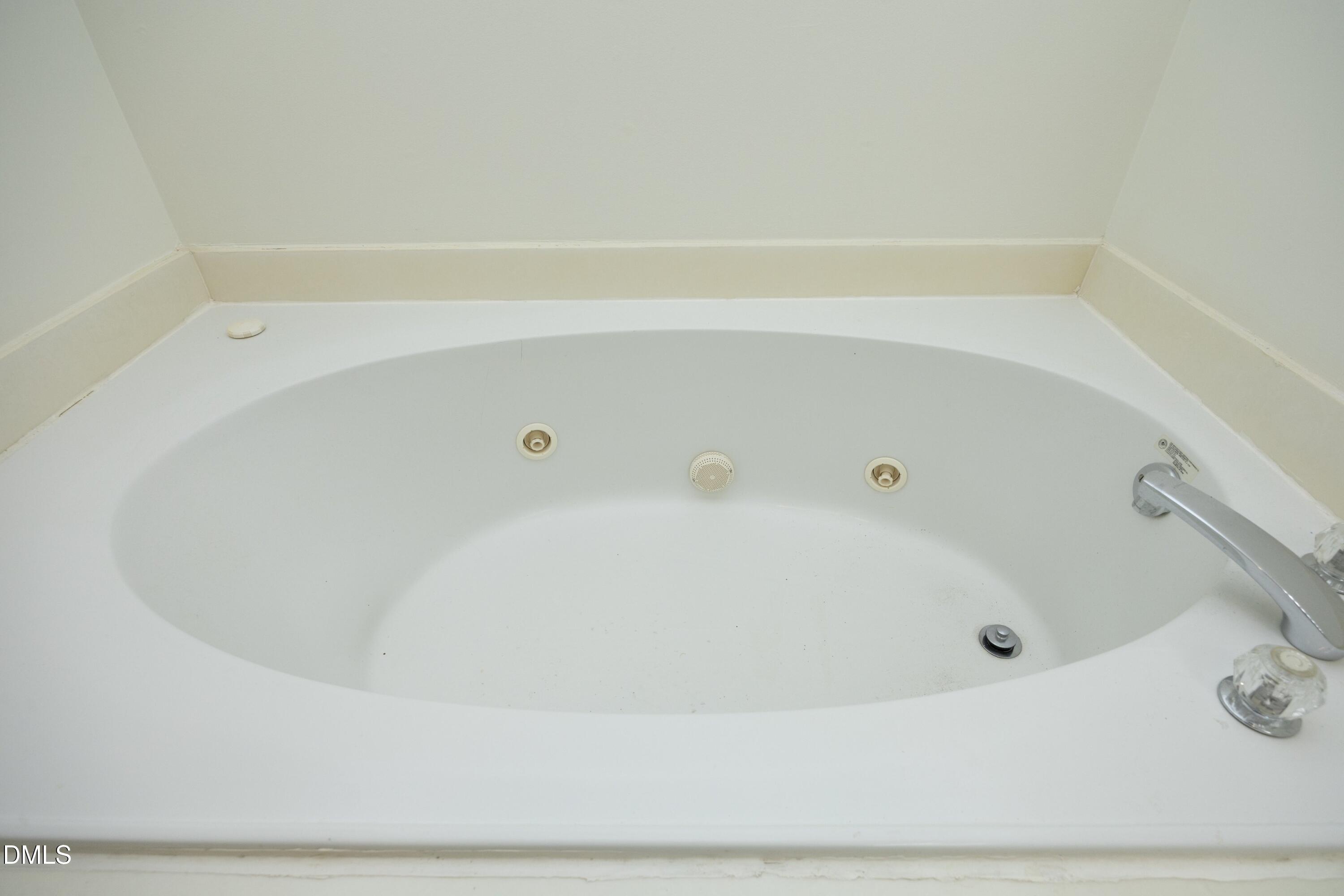 521 Renshaw Court Cary, NC 27518 - Photo 21 of 34 a bathroom with a bathtub