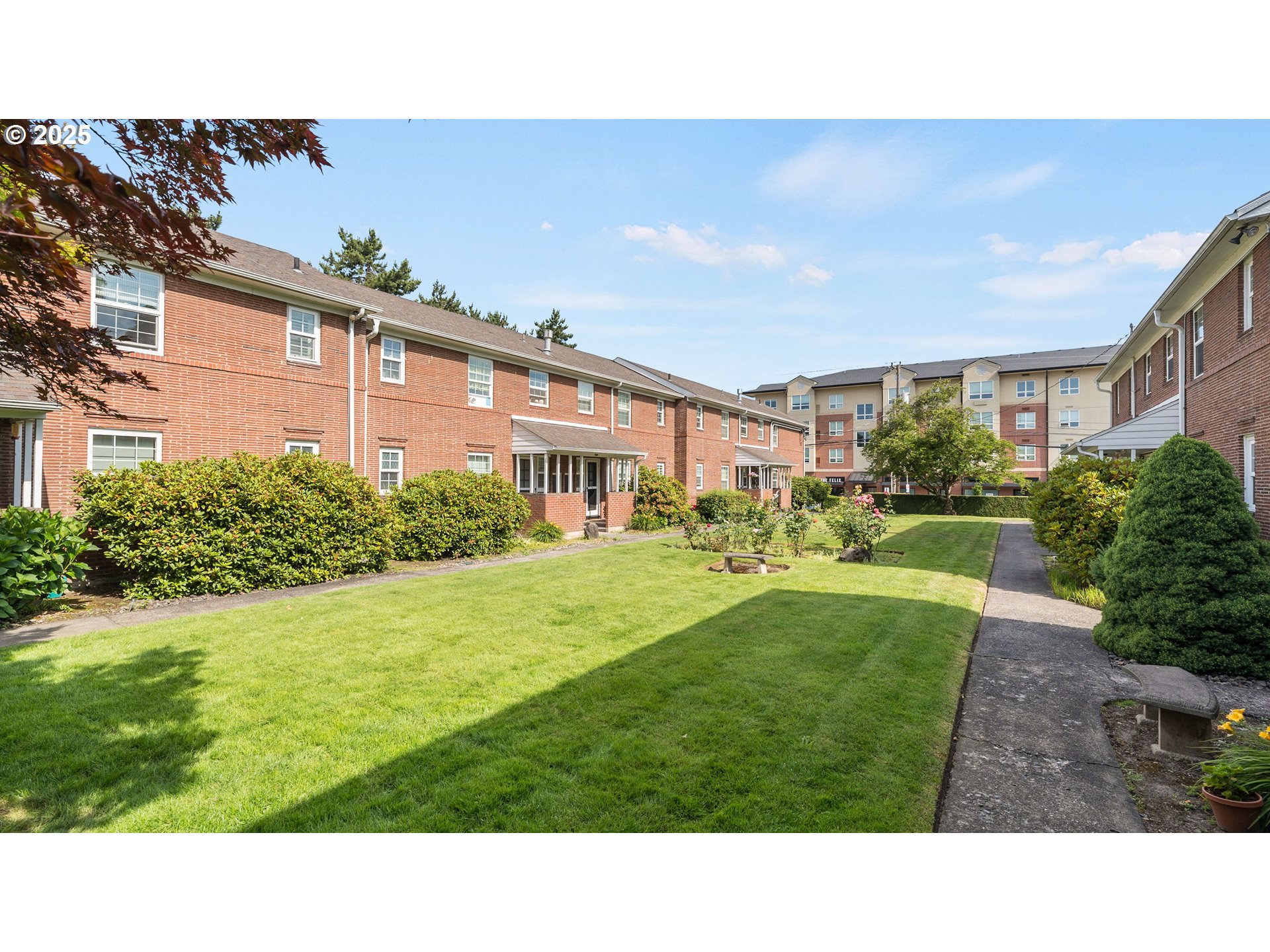 308 East 12th Street, Unit 308B Vancouver, WA 98660 - Photo 24 of 28 a black and white photo of a big room