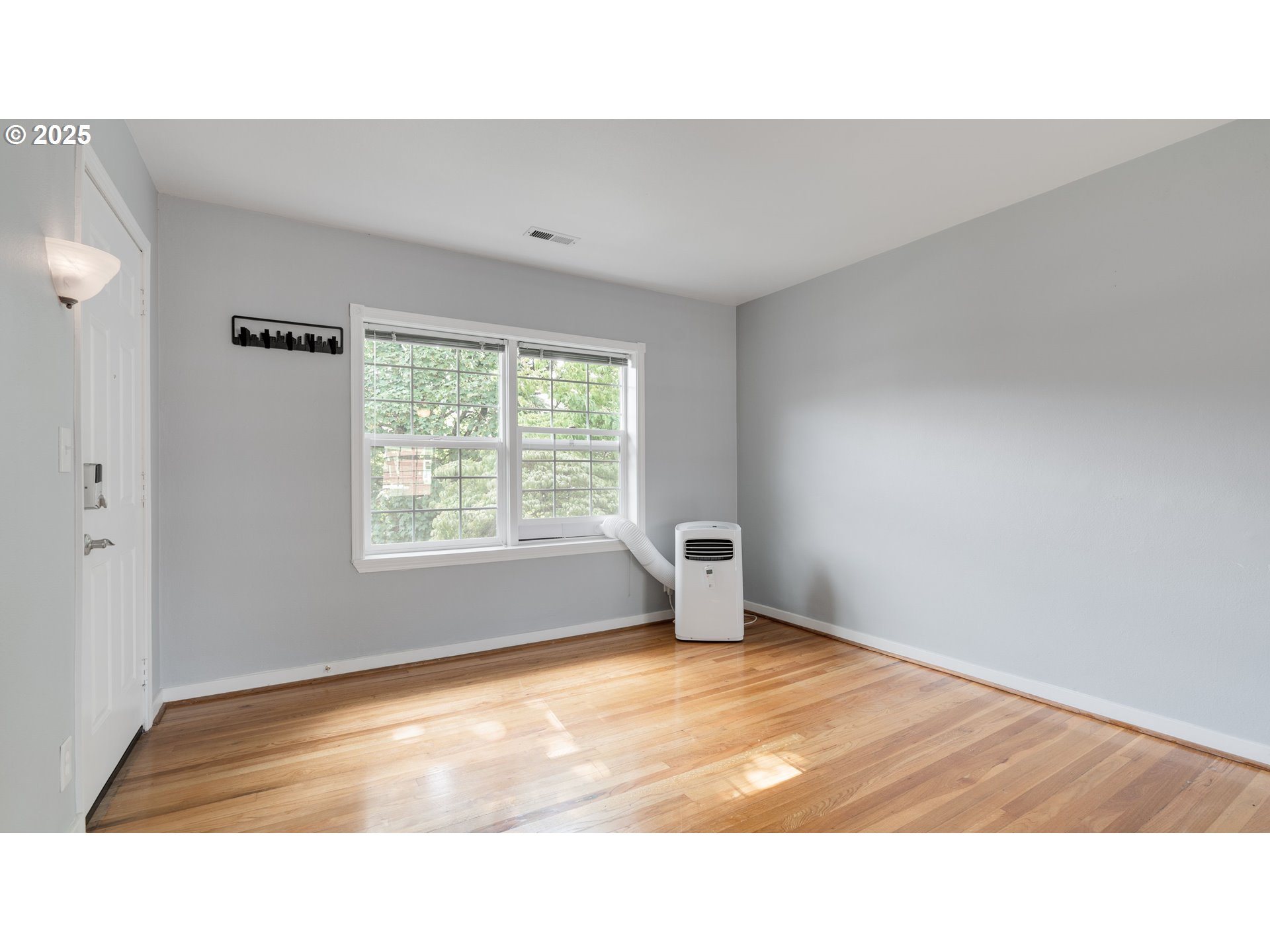 308 East 12th Street, Unit 308B Vancouver, WA 98660 - Photo 5 of 28 a open hall with a window