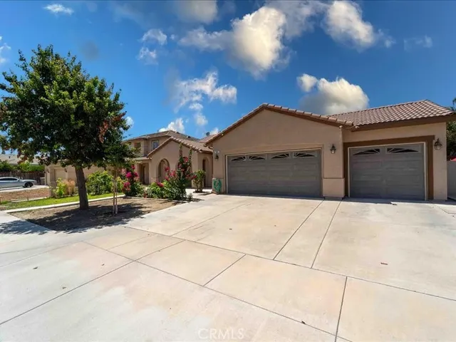 a view of a house with a yard and garage