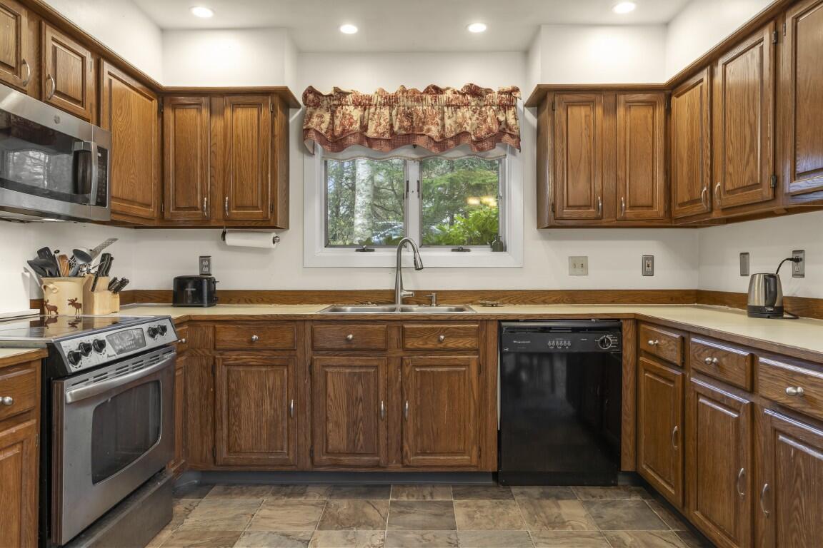 12-14 Maddocks Road Boothbay Harbor, ME 04575 - Photo 11 of 86 10