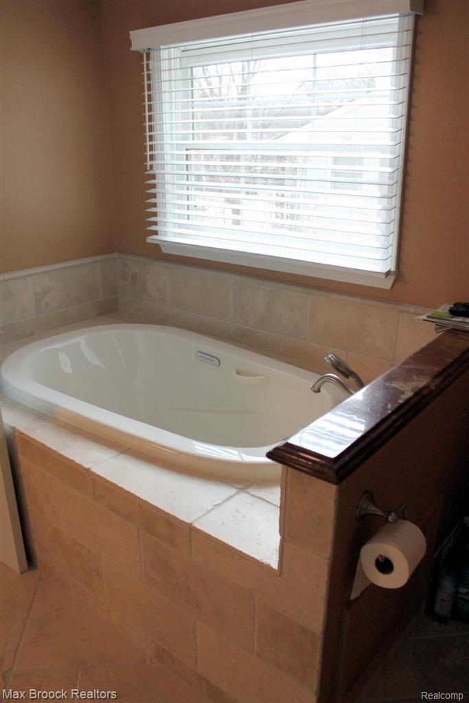 701 Glengarry Road Bloomfield Hills, MI 48301 - Photo 14 of 24 Master Bathroom Tub