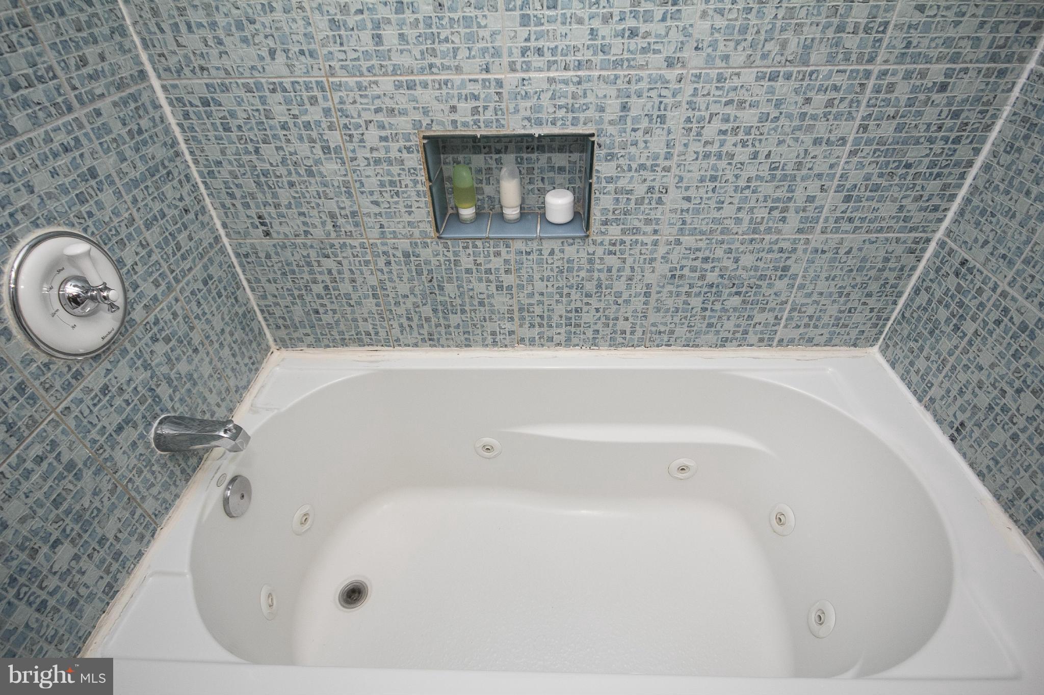 1217 Roundhill Road Baltimore, MD 21218 - Photo 20 of 30 Jacuzzi Tub