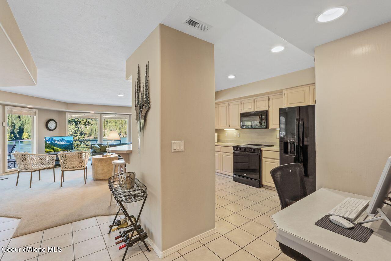 21709 North Viewpoint Drive, Unit 10 Rathdrum, ID 83858 - Photo 10 of 35 Kitchen Entry