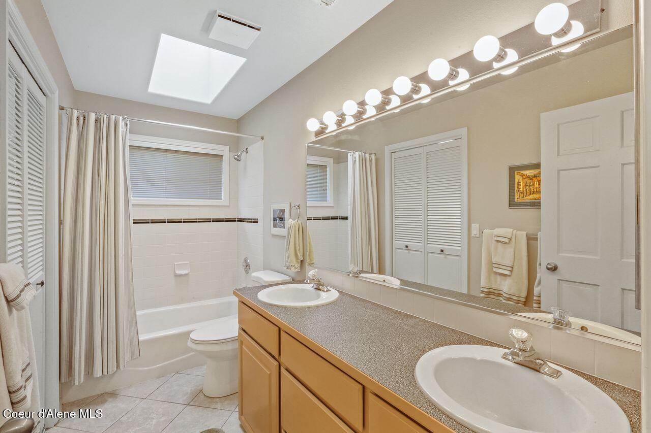 21709 North Viewpoint Drive, Unit 10 Rathdrum, ID 83858 - Photo 18 of 35 Guest Bathroom