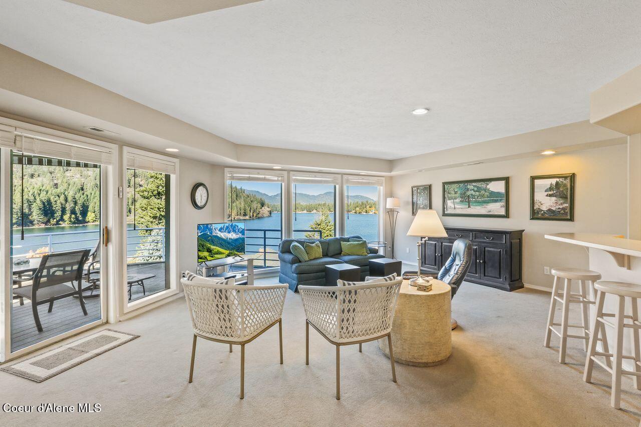 21709 North Viewpoint Drive, Unit 10 Rathdrum, ID 83858 - Photo 7 of 35 Living Room