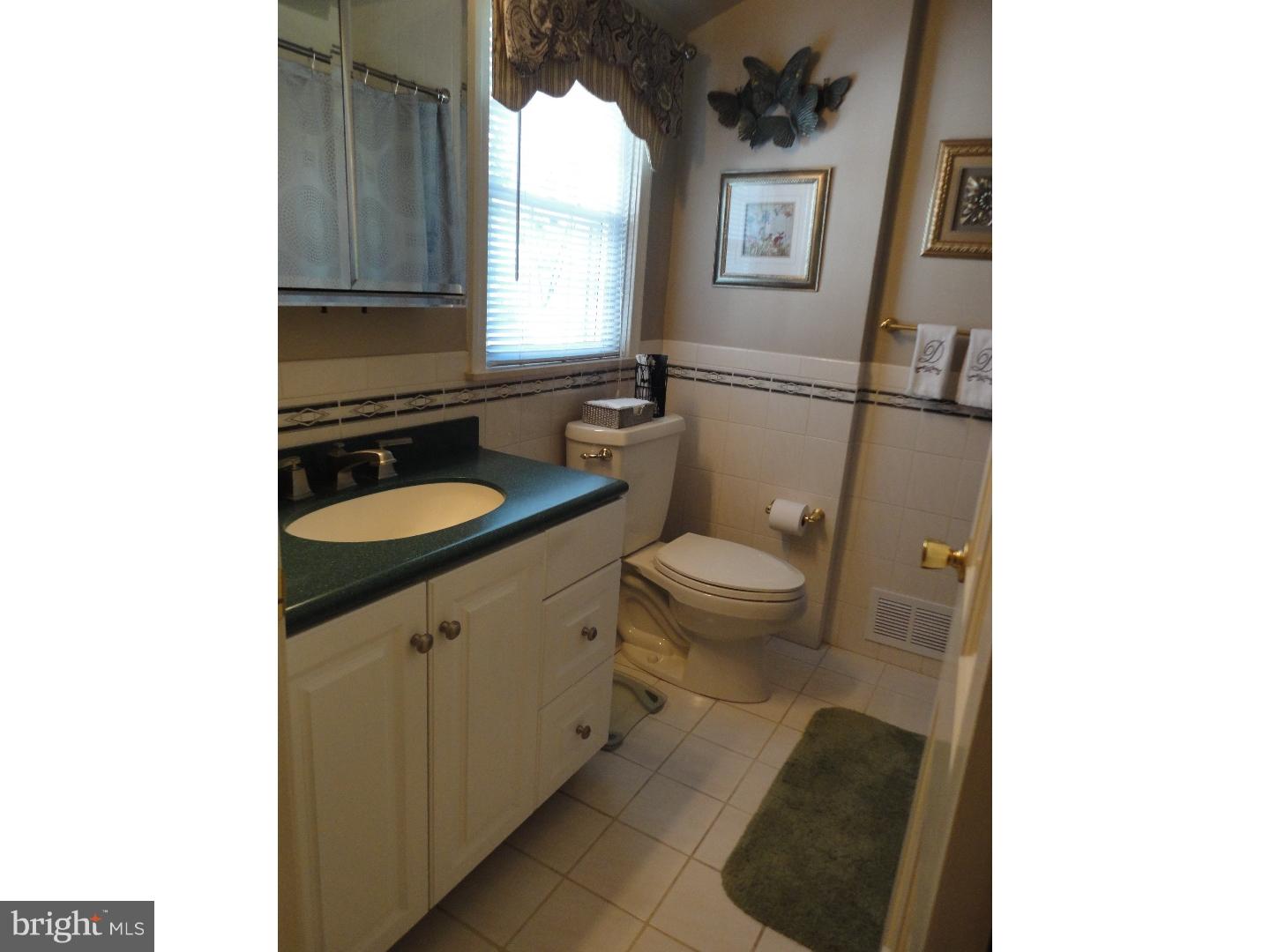 909 Edgewood Drive Springfield, PA 19064 - Photo 14 of 24 Bathroom