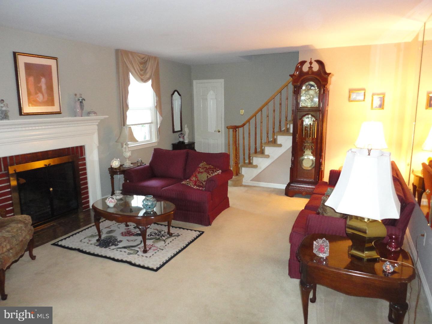 909 Edgewood Drive Springfield, PA 19064 - Photo 3 of 24 Living Room
