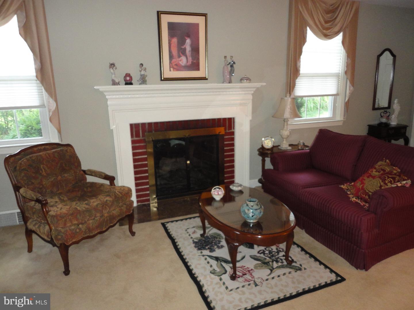 909 Edgewood Drive Springfield, PA 19064 - Photo 4 of 24 Living Room