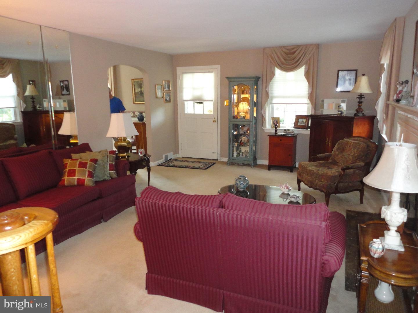 909 Edgewood Drive Springfield, PA 19064 - Photo 5 of 24 Living Room
