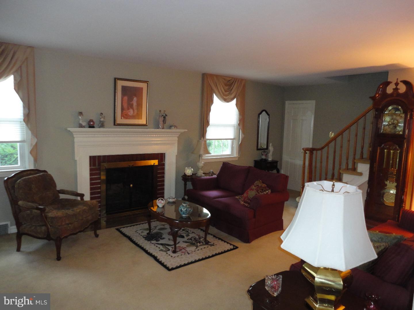 909 Edgewood Drive Springfield, PA 19064 - Photo 6 of 24 Living Room