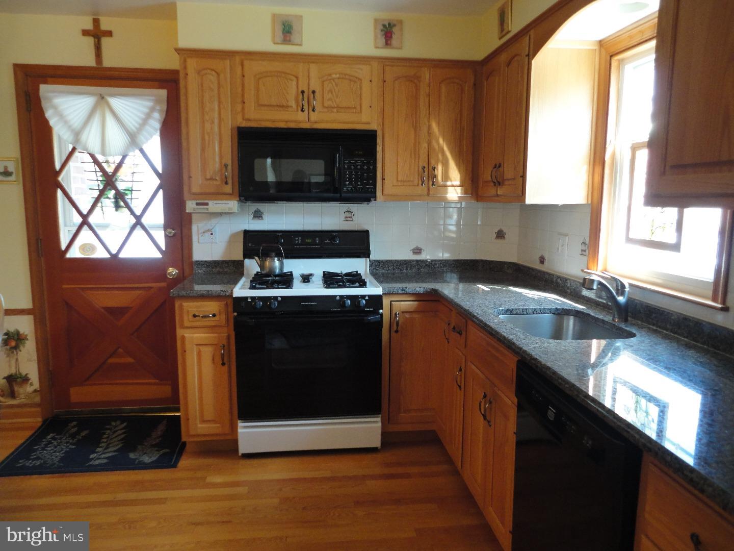 909 Edgewood Drive Springfield, PA 19064 - Photo 10 of 24 Kitchen